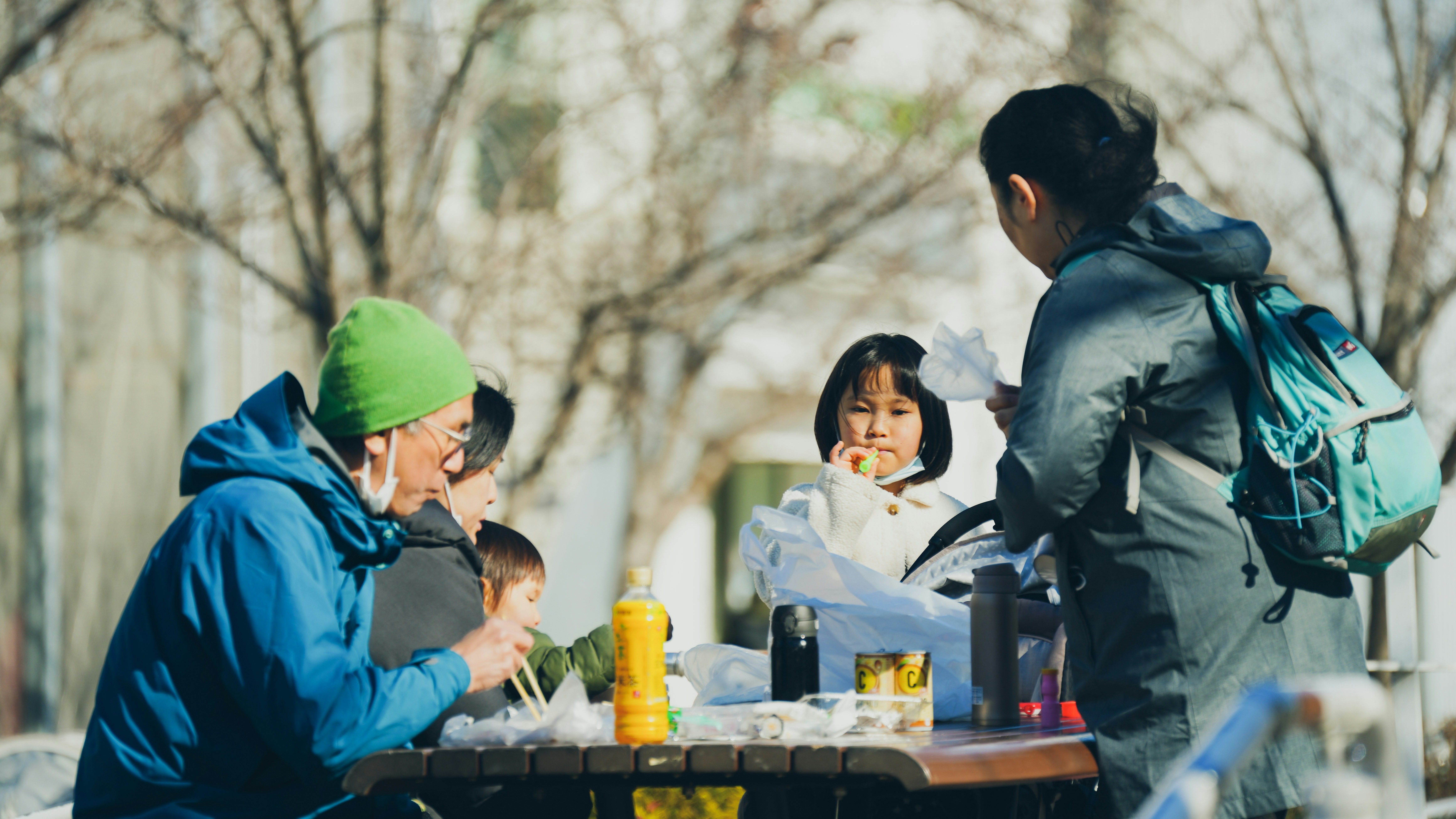 10 idées pour éveiller les enfants à l’écologie, la créativité et le bien-être, loin des dérives beauté
