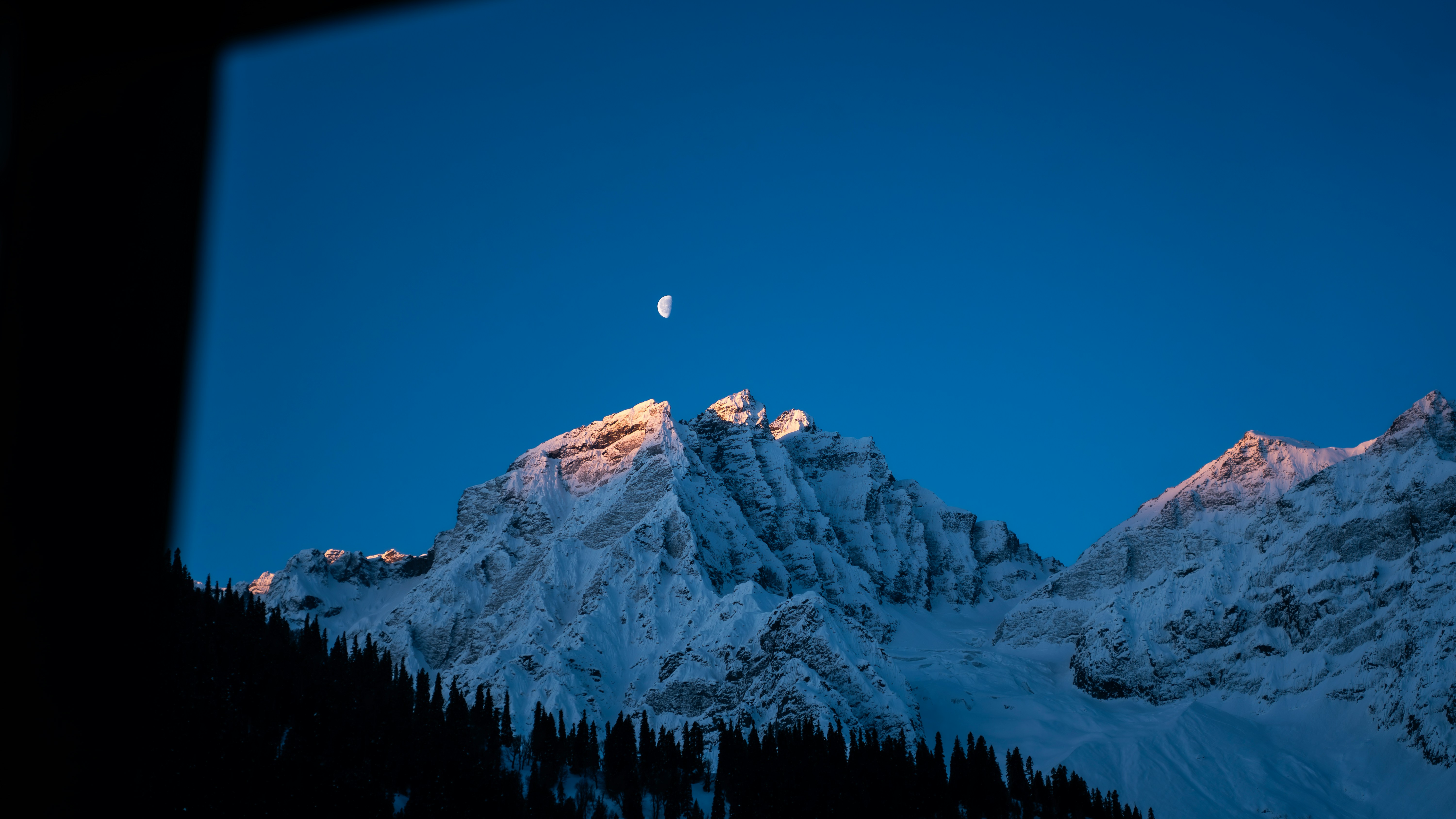 Voyager loin des écrans : Vacances d’hiver en famille sous la lune bleue, entre contes nomades et collations saines